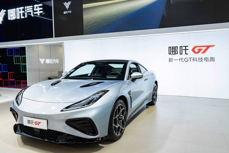 成都331哪吒汽车在智能汽车领域的表现，领途汽车在新能源汽车市场中的影响力